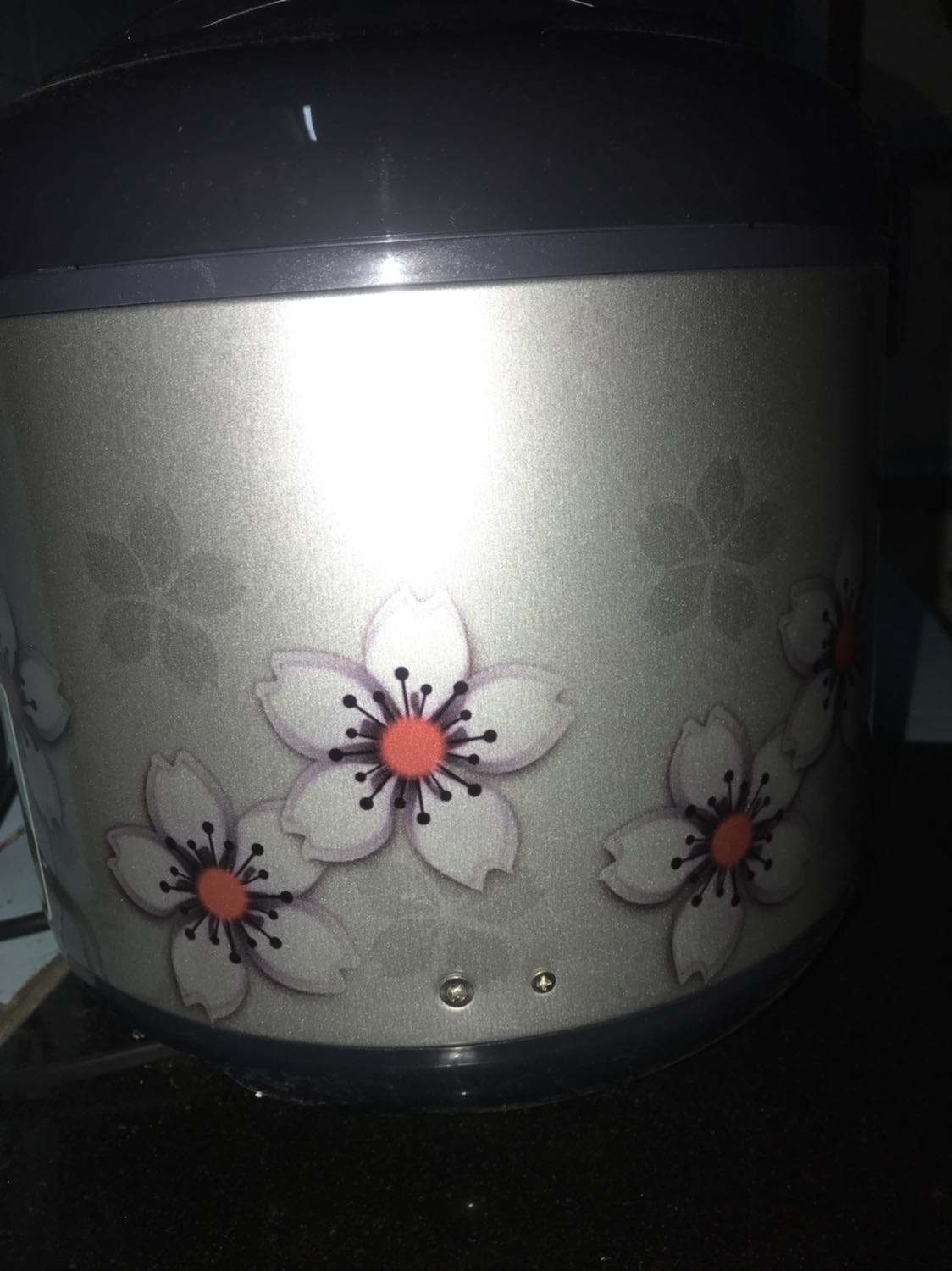 Mình mua nồi được 3 ngày , nấu cơm thì ok. Nhưng trên nồi có bắn 2 con vít như trên hình là sao
Mọi người cho mình hỏi có ai mua nồi cũng có 2 con vít bắn như mình k
Ti ki trả lời dùm mình 2 con vít trên nồi là j