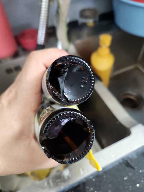 Nhận hàng bể 2 chai không biết cái này do shop hay vận chuyển