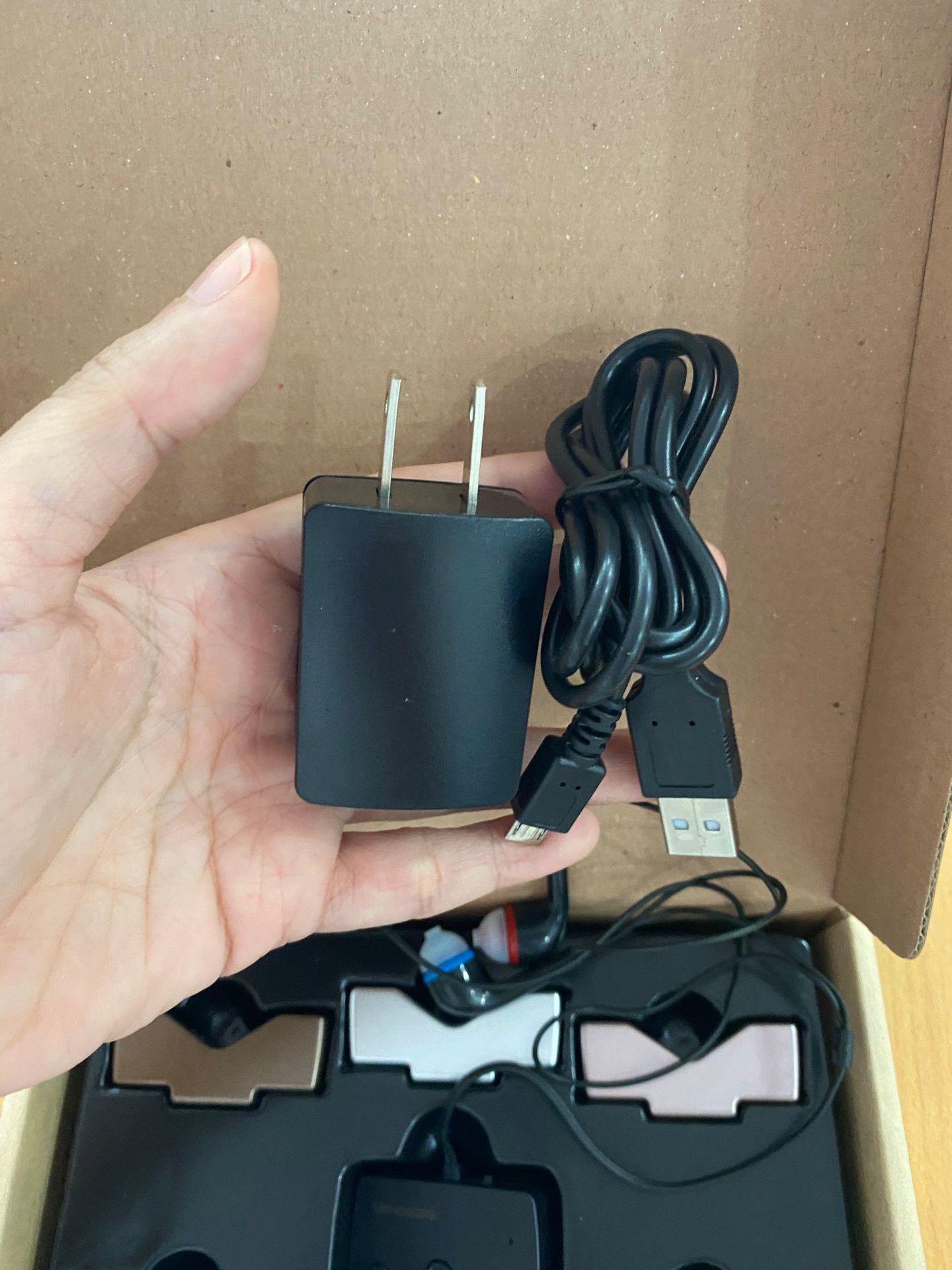 Đóng gối cẩn thận. Máy thiết kế như máy nghe nhạc đỡ ngại khi mang. Âm thanh nghe rõ không bị rè. Cảm thấy hài lòng