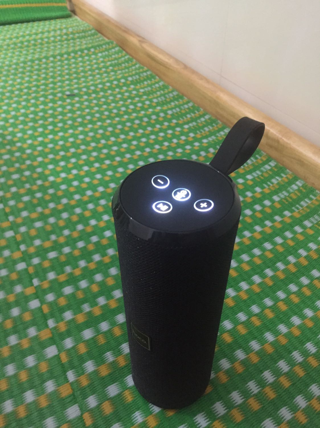 Loa bluetooth nhưng khi dùng bluetooth kết kết thì âm nghe ra khá dở. Nhưng khi cắm dây để kết nối thì nghe âm rất hay. Bass rất ấm, chất âm cao thì còn hơi chói. Thiết kết rất đẹp, pin khá trâu. Giao hàng đúng ngày. Vì loa bluetooth nhưng muốn nghe hay phải gắn dây khá rườm rà nên cho4 sao. Khi gắm dây thì âm k thể chê vào đâu dc