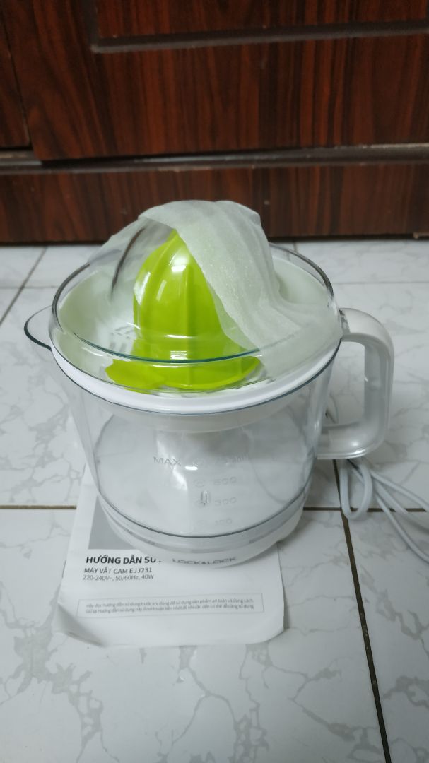 Máy vắt cam Lock & Lock chuẩn, chính hãng, dung tích 700ml, nhà dùng cho cháu nhỏ cỡ 2 quả cam mỗi lần, chỉ cần đặt cam lên đầu trục là chạy, cam vắt kiệt nước, hàng tốt, mọi người nên sử dụng. Tiki bán hàng tốt, giao hàng nhanh chóng và đóng gói kỹ lưỡng!!! 👍