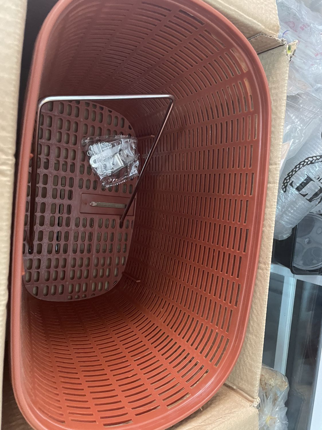 Mua xe vì yêu cái màu bơ ngọt lịm này

1. Xe nhận là chưa ráp còn trong thùng nhưng như vậy nên phí ship mới rẻ có mấy chục ngàn: 4 sao 
2. Màu đẹp như hình, vừa nhìn là hài lòng liền : 5 sao 
3. Xe tự lắp ráp nhưng không cho đinh lục giác để vặn óc, phải tự đi mua: 3 sao
4. Xe hơi thấp nhỏ, mình 1m58 mà cảm thấy xe rất thấp dù đã đôn yên xe cao hết cỡ, phù hợp với các em cấp 2 : 4 sao
5. chống xe rất yếu, làm chiếc xe khi đụng vào cảm giác cứ sắp ngã đến nơi: 3 sao

Mới ráp xong banha chưa bơm nên chưa chạy thử được