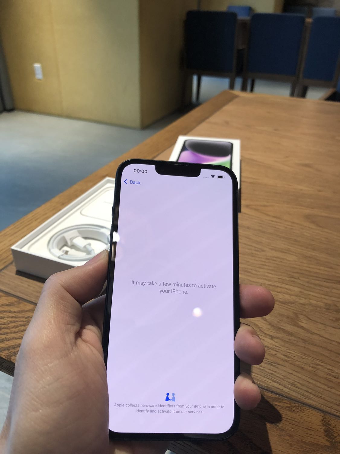 Sản phẩm chuẩn hàng auth.
Dùng mượt mà và mình thích là pin dùng được khá lâu: mình dùng bình thường cũng hơi nhiều task vụ như video *** hay xem YouTube, lướt net, ***, twitter.. mà pin cũng được hơn 1 ngày. Nói chung rất ổn! 
Về camera thì chụp ảnh tương đối đẹp ở mức khá tốt!
Màn hình kích thước vừa phải đủ to rõ cho công việc và giải trí.
Tóm lại không chê điểm nào! Đáng mua với tầm giá!