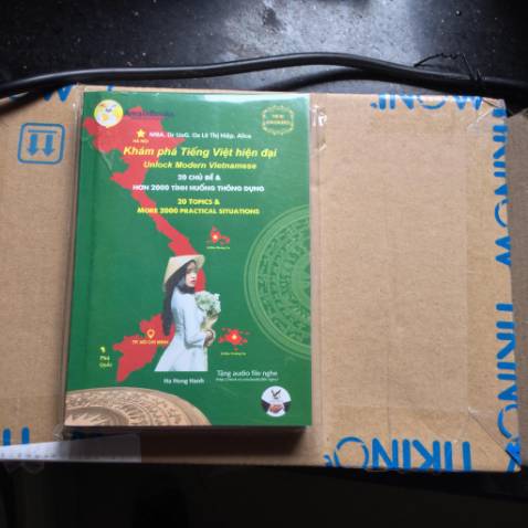 Sách song ngữ Anh - Việt, có nội dung dễ hiểu. Kích thước nhỏ gọn tiện dụng, có thể mang theo học ở nhiều nơi. Có nhiều phần dạy về các kiến thức cơ bản cho người mới học và mở rộng giới thiệu chương trình nâng cao hơn. Phần thực hành khá hữu ích có thể giúp tôi nhớ và ôn lại được bài học.