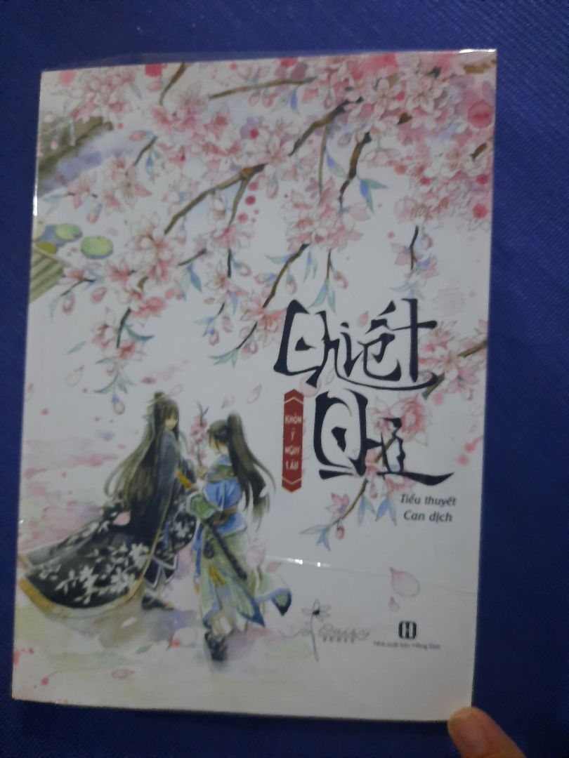 sách cầm rất chắc tay luôn. ai mà thích đọc ngược thì nên mua. mình chỉ thích sủng với lết HE nên lúc nghe ngược cũng không định mua. lưỡng lự nhiều lần lắm luôn. rồi quyết định mua về đọc vì nghe review thấy cũng ok. đọc lúc đầu trời ạ muốn đá cho não công sáng lên. rồi đọc khúc sau khi LTV sắp chết thì dại dột nghe với nhạc trung không lời nên khóc luôn. tình yêu 2 người đau lắm. cả 2 đều là những tên ngốc.