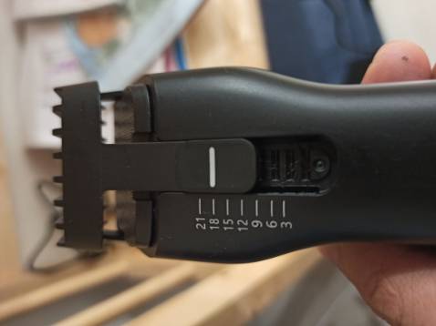 nói chung sp này đáng giá đồng tiền. Cắt nhanh hơn hơn hẳn cái tông đơ của Kemei mình mua đợt đầu dịch tháng 7 vừa rồi. chắc do dao sắc hơn hoặc tốc độ motor quay nhanh hơn. mình đánh gia cao cái lược có nhiều nấc điều chỉnh độ dày rất tiện lợi thông minh so với các loại tông đơ khác phải dùng nhiều lược mỗi độ dày là 1 cái lược. highly recommend