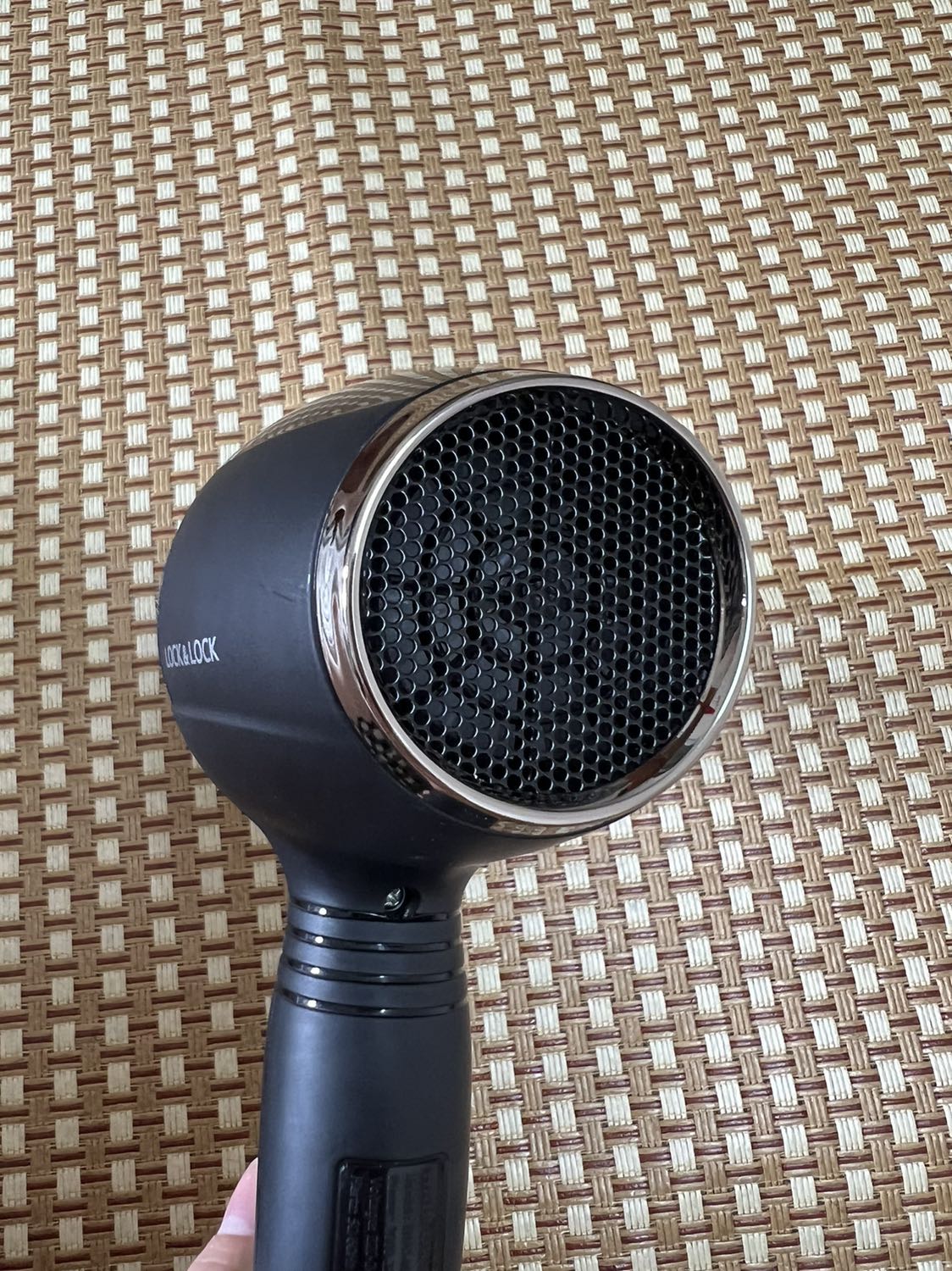 Sau một thời gian sử dụng mình đánh giá máy sấy tóc rất xịn. Đáp ứng được nhu cầu của gia đình mình. Mình đang dùng máy cũ chuyển sang dùng máy này thì khác hẳn luôn, máy còn có chế độ sấy lạnh rất tiện. Máy cầm nặng tay lắm. Đánh giá 5 sao