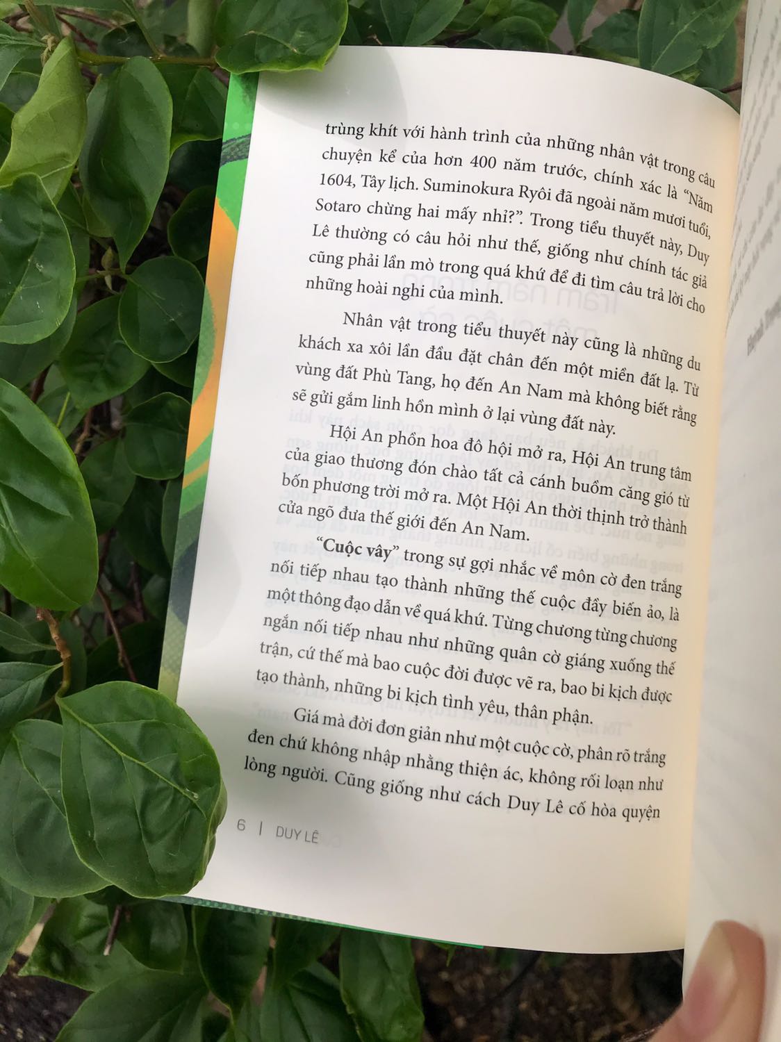 Phải công nhận sách Phương Nam tuy nhiều cuốn mắc nhưng làm bìa và chất lượng in ấn rất tuyệt. Cuốn này bìa quá đẹp, là 1 trong trong các cuốn sách bìa đẹp nhất mình sỡ hữu. In đậm rõ, giấy sờ đã tay lắm. Mình nhận đc sách trong ngày mưa mà được bọc nilong cẩn thận nên cực kì hài lòng.