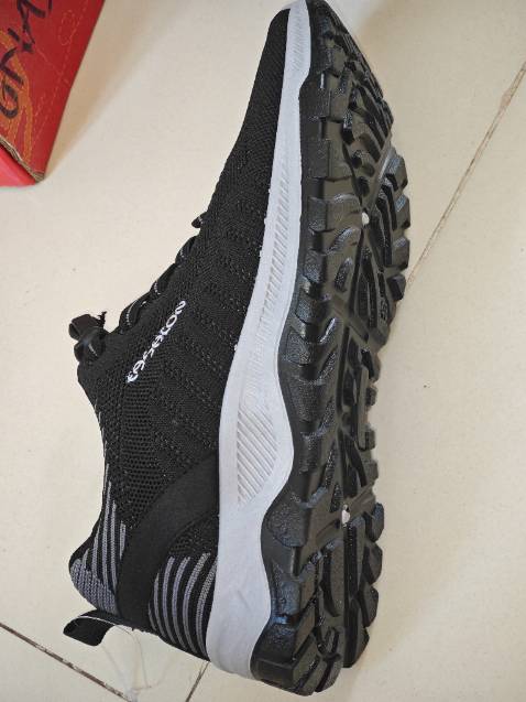 Ngoại hình ổn, vải mềm, dày vừa đủ. Tấm đế liền khối, cũng mềm vừa phải, cảm giác ban đầu đi êm vừa phải, dây giày thắt sẵn co rút khá tiện. Chưa biết chạy hay vận động thể thao mạnh trong thời gian dài thì có bền không, nhưng sơ bộ nếu dùng làm sneaker mang hàng ngày vs mức giá, thì có vẻ ổn áp đấy.