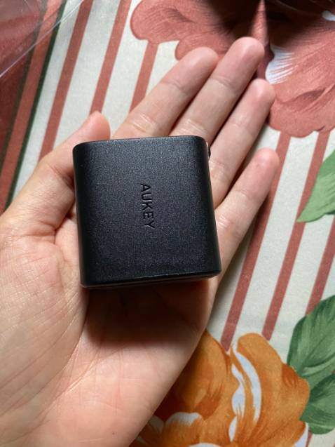 Cốc sạc nhỏ nhìn xinh. Ban đầu tưởng to lắm. Trc mắt đã sử dụng tốt và chưa có vấn đề gì bất ốn