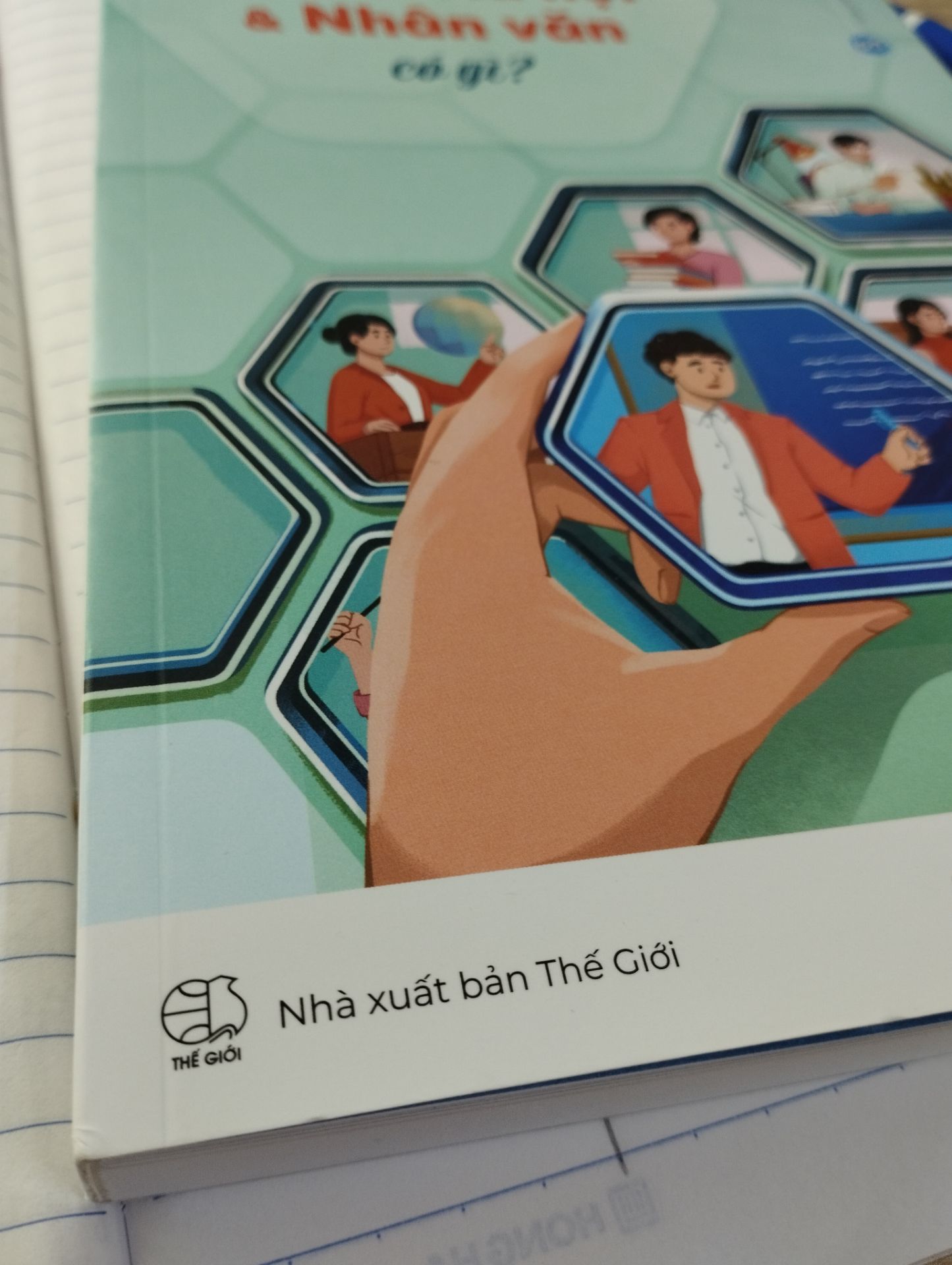 Thiết kế, hình ảnh sinh động, bắt mắt. Về nội dung, sách cung cấp khá nhiều thông tin và phù hợp với độ tuổi cần tìm định hướng và tìm hiểu những ngành, công việc phù hợp với bản thân. Tiki giao hàng rất nhanh, đóng gói cẩn thận