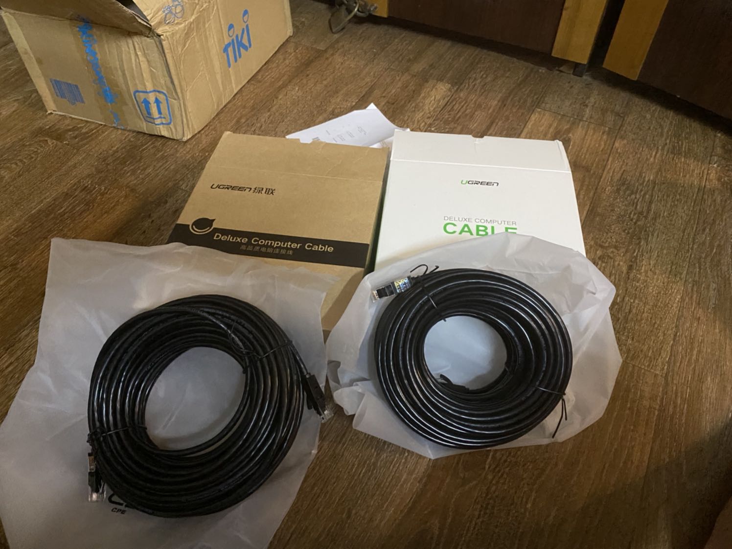 2 sản phẩm hộp # nhâu nhưng trong giống nhau.chất lượng dùng thời gian mới biết