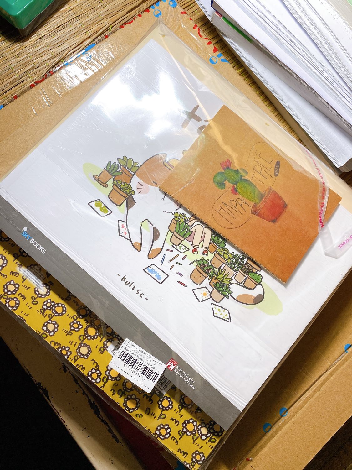 Giao hàng nhanh. Đóng gói cẩn thận. Được tặng kèm quyển sổ nhỏ đáng yêu (tiếc là quyển sổ bị in lằn mấy trang đầu) Nhưng cũng cảm ơn shop nhiều.  Sách tô màu của tác giả Kulzsc thì đáng yêu khỏi bàn rồi. Sách nguyên vẹn, không bị tì vết gì.