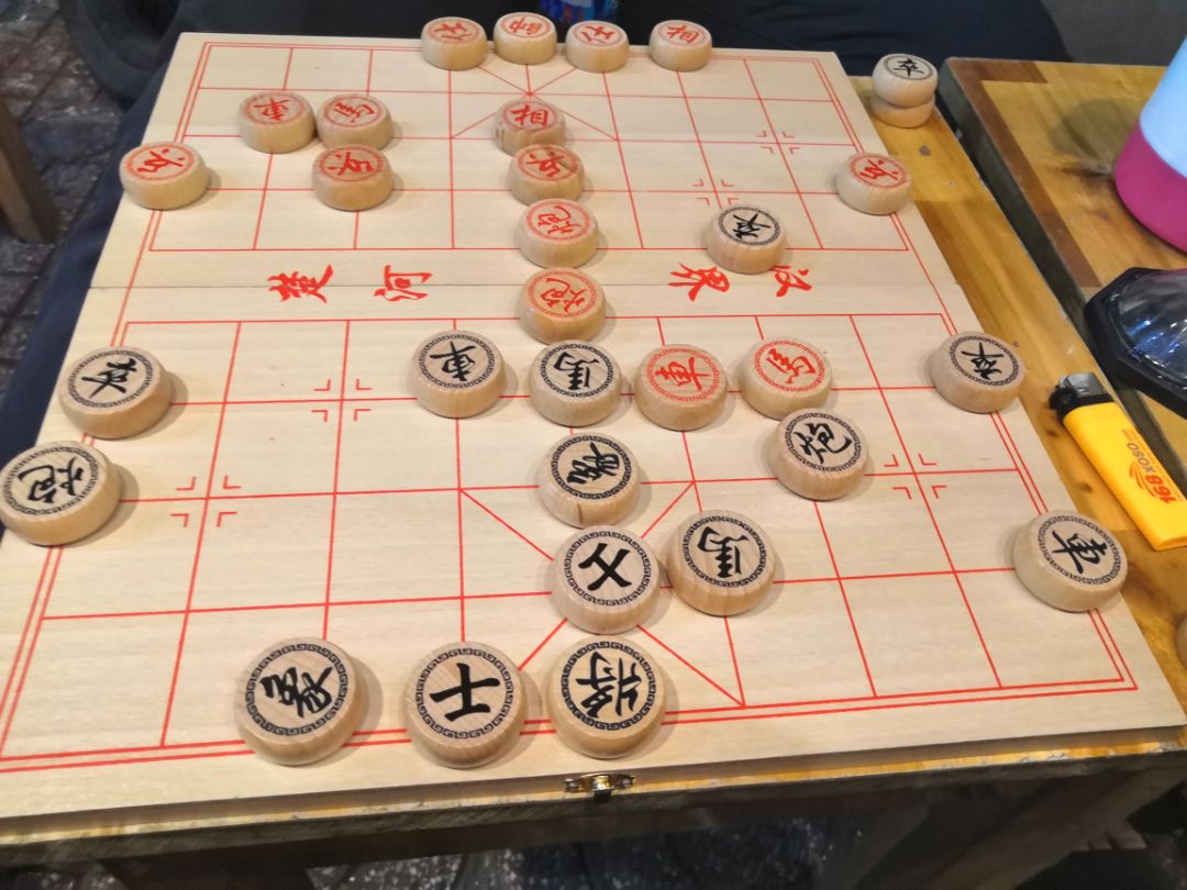 Rất đẹp. Con cờ cầm đã tay, chữ khắc và dậm màu rất xịn xò, bàn cờ mài rất nhẵn và trau chuốt. Tuy góc bàn cờ có một vết mẻ nhỏ nhưng có lẽ do vận chuyển, không thành vấn đề.
Một lưu ý là quân cờ có 2 size, nên chọn quân cờ size nhỏ thôi vì con cờ khá to rồi.
Tóm lại là một sản phẩm rất đáng mua và vượt qua mong đợi với tầm giá này.