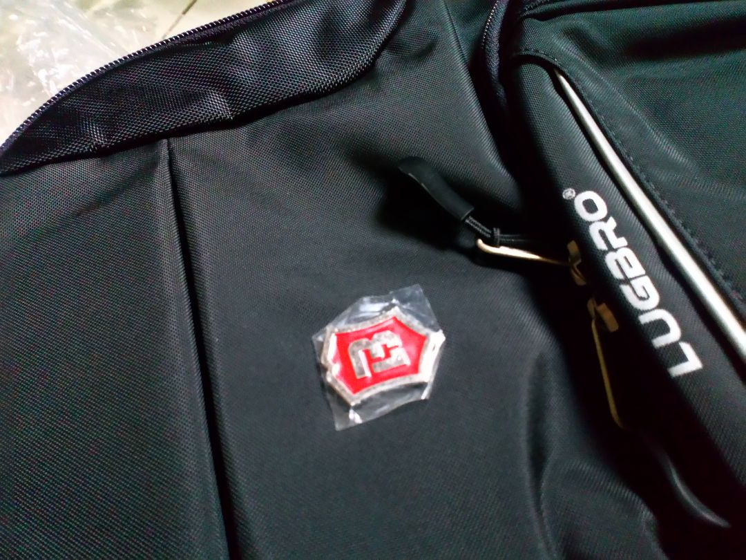 - Đóng gói cẩn thận, chắc chắn. 
- Sản phẩm có kèm quà tặng hộp khẩu trang. 
- Giao hàng nhanh, mình đặt tầm 1,5 tiếng sau đã giao đến. 
- Có phiếu bảo hành hàng chính hãng.
Balo cỡ trung, nhưng có 2 ngăn lớn chứa đc nhiều đồ, và nhiều ngăn nhỏ rất tiện đựng những đồ cá nhân. Balo cầm đeo rất chắc.