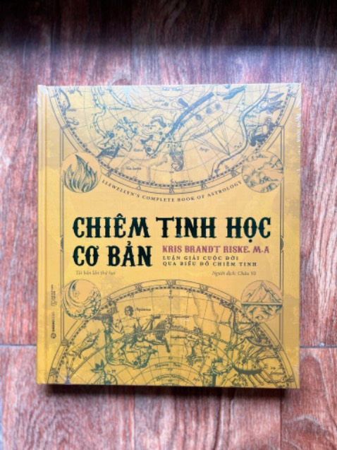 Sách được giao sớm hơn dự kiến và được bọc sẵn qua một lớp nilon nên càng được bảo quản kĩ hơn. Sách có chất lượng giấy tốt, màu đẹp và đúng như những gì mình trải nghiệm ngoài nhà sách. 
Về nội dung, sách cung cấp các kiến thức cơ bản về các chòm sao và cách chúng vận hành cũng như kết hợp để lột tả một cá nhân cụ thể - điều mà chúng ta có thể tự luận nhờ sự giúp đỡ của sách… Rất ổn cho một khuyến mãi để càng thêm ủng hộ Tiki thay vì mua ở nhà sách.