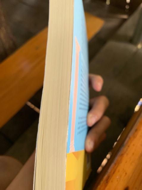 Nội dung của sách thì không có gì phải bàn, nhưnh rất tiếc nội dung như thế này lại bị đóng gói khá tệ. Spiderum không bọc chống sốc cho sách khi gói hàng làm viền sách có những vết tróc khó chịu, cộng thêm việc bìa không gấp vào trong 1 khoảng như đa số sách mà cắt theo khuôn sách luôn làm cho việc tróc bìa có khả năng tróc sau khi mở sách vài chục lần. Chất lượng mực in không đều, khuôn in có vẻ bị lệch làm cho nội dung bị lệch so với trang giấy. 
Rất tiếc khi một cuốn sách tốt như thế này lại có chất lượng khá thấp, nó xứng đáng được chăm chút hơn. So sánh với cuốn Epictetus thì một trời một vực.