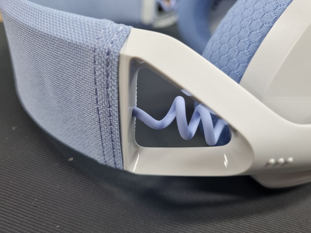 giao nhanh, nghe ổn, tai nghe rất nhẹ, do nhẹ quá nên cảm giác như ọp ẹp nhưng khá chắc chắn. nghe hay, có chống ồn, ôm hết tai nên không có csmr giác đau. dây sạc pin dài nên rất tiện khi vừa hết pin mà vẫn muốn làm việc. good