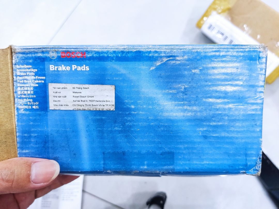Đầu tiên là thấy hộp hơi cũ , nhưng hàng chuẩn , có cả tem chống hàng giả. Hình dáng hơi khác so với má phanh của xe, nhưng lắp vào vẫn vừa !