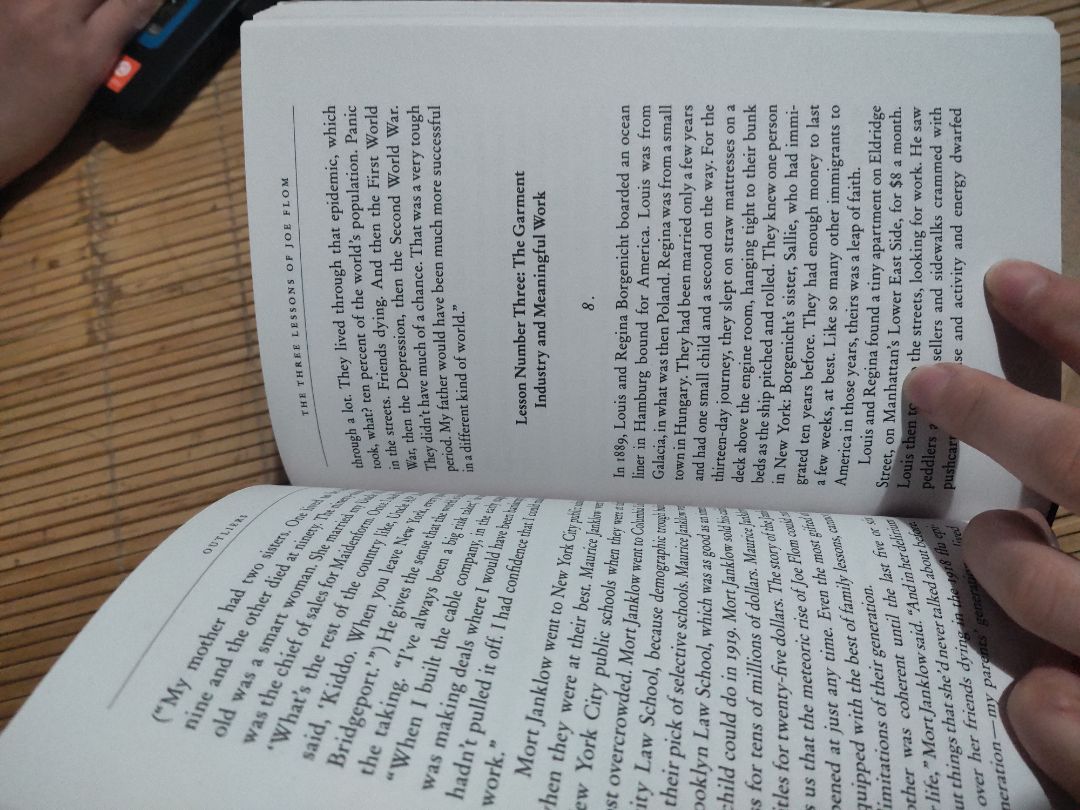 Mình thích ngửi mùi sách, mà mùi sách này khá thơm luôn, k phải nồng như nước hoa mà là mùi thơm của giấy thoảng thoảng mùi mực nữa =)). Chất liệu giấy cũng ưng luôn, không phải tráng thêm lớp bóng hay sáng trắng mà là mộc mạc, xám xám ấyy. Ưng