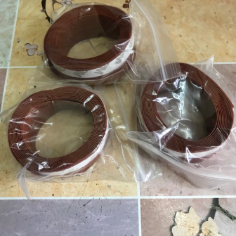 Hàng màu nâu đẹp, điện thoại cùi bắp của m chụp dìm hàng quá. Có sẵn keo rồi chỉ bóc ra cắt dán thôi tiện lắm. Sắp mùa đông rồi m mua về dán trước chứ ko chờ thấy lạnh run mới đi mua thì cũng chịu vài đêm lạnh. Tặng shop 5 sao nhé!