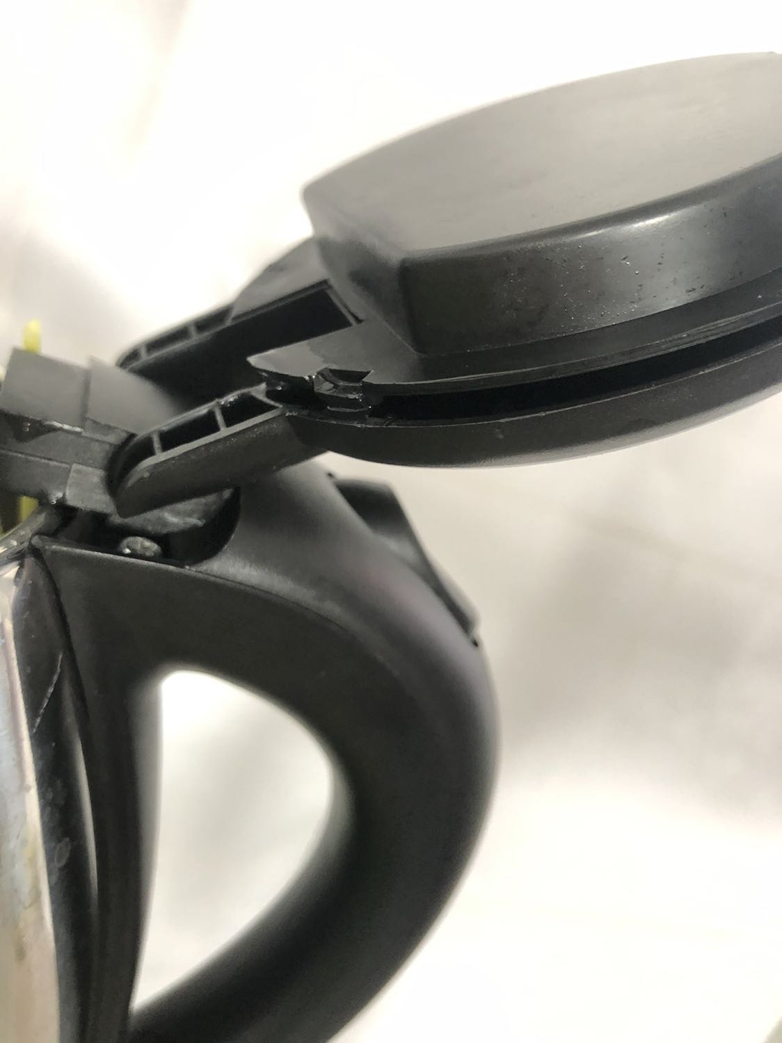 Hàng mua giao trong 2g mà đến 8g tồi mới nhận được trong khi đặt lúc 3g. Mua về không được nhắc để lại hộp nên không 1 đổi 1 được. Bảo hành thì phiền phức khu vực do lúc đặt là mình đang ở trong bv dã chiến. Hàng bị lỗi rò nước ngay tay cầm nhưng vẫn hoạt động bt mà hơi nguy hiểm. Cân nhắc khi mua nhé