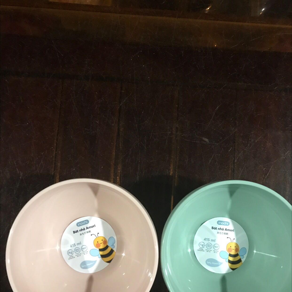 Bát rất đẹp , rơi không vỡ, rửa mau sạch, không có mùi hôi,nhận đủ số lượng : 10 bát màu hồng, 10 bát màu xanh ngọc. Màu giao ngẫu nhiên. Các cháu bé nhà mình thích lắm.