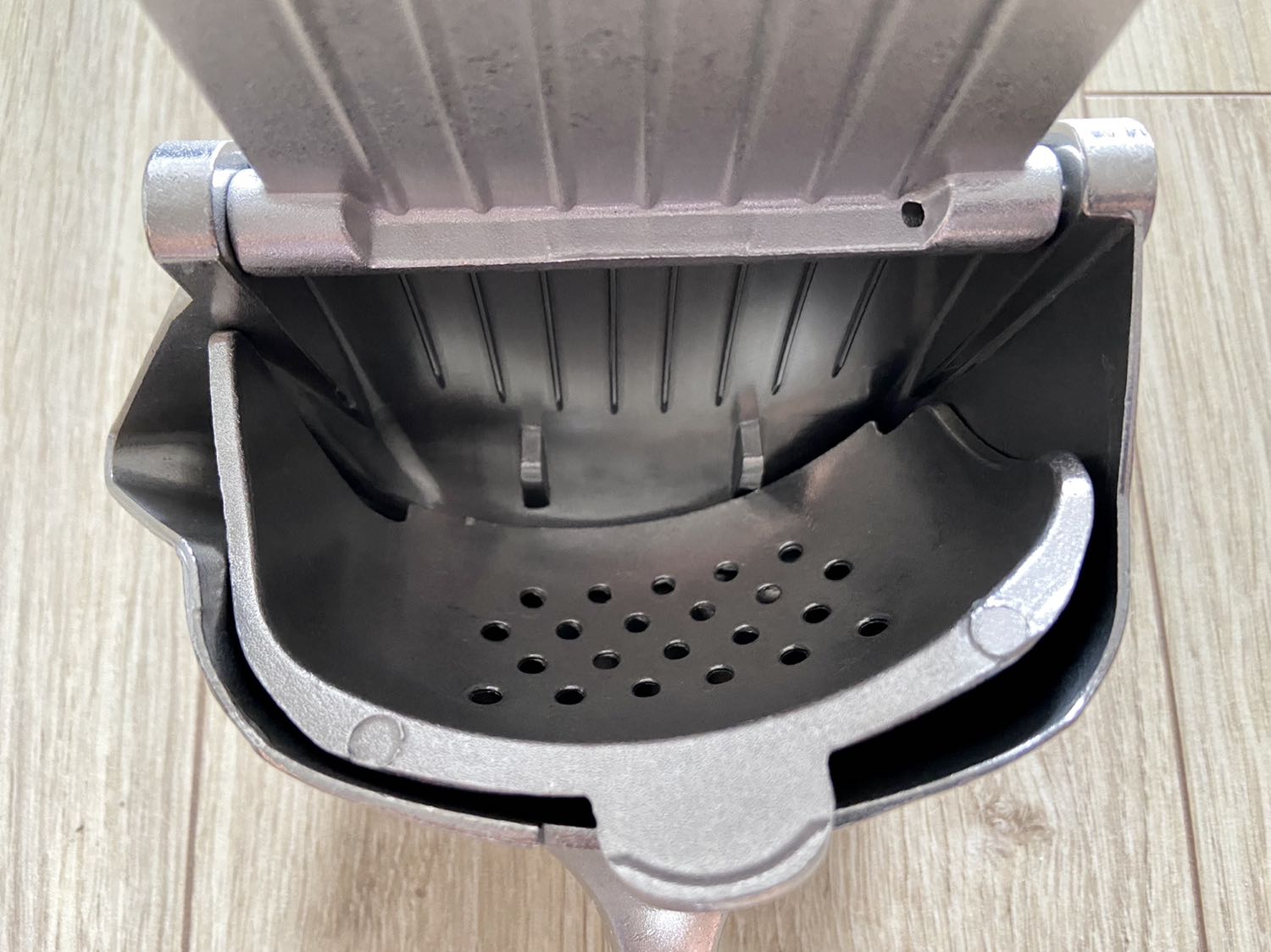 Thiết kế cồng kềnh, rườm rà và xấu xí. Chất liệu kim loại là một hỗn hợp nhiều tạp chất, thô sơ, chắc chắn không thể chứa thức ăn được.
Đặt miếng vĩ lọc nuớc trái cây bị lệch nên miếng ép trái cây không hoạt động được. Coi như quăng.
Đây là dụng cụ nhà bếp xấu xí và kém hiệu quả nhất Việt Nam thế giới. Không nên mua.