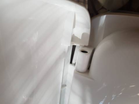 Hàng giao bị vỡ chốt cài nắp, chưa sử dụng đã hỏng