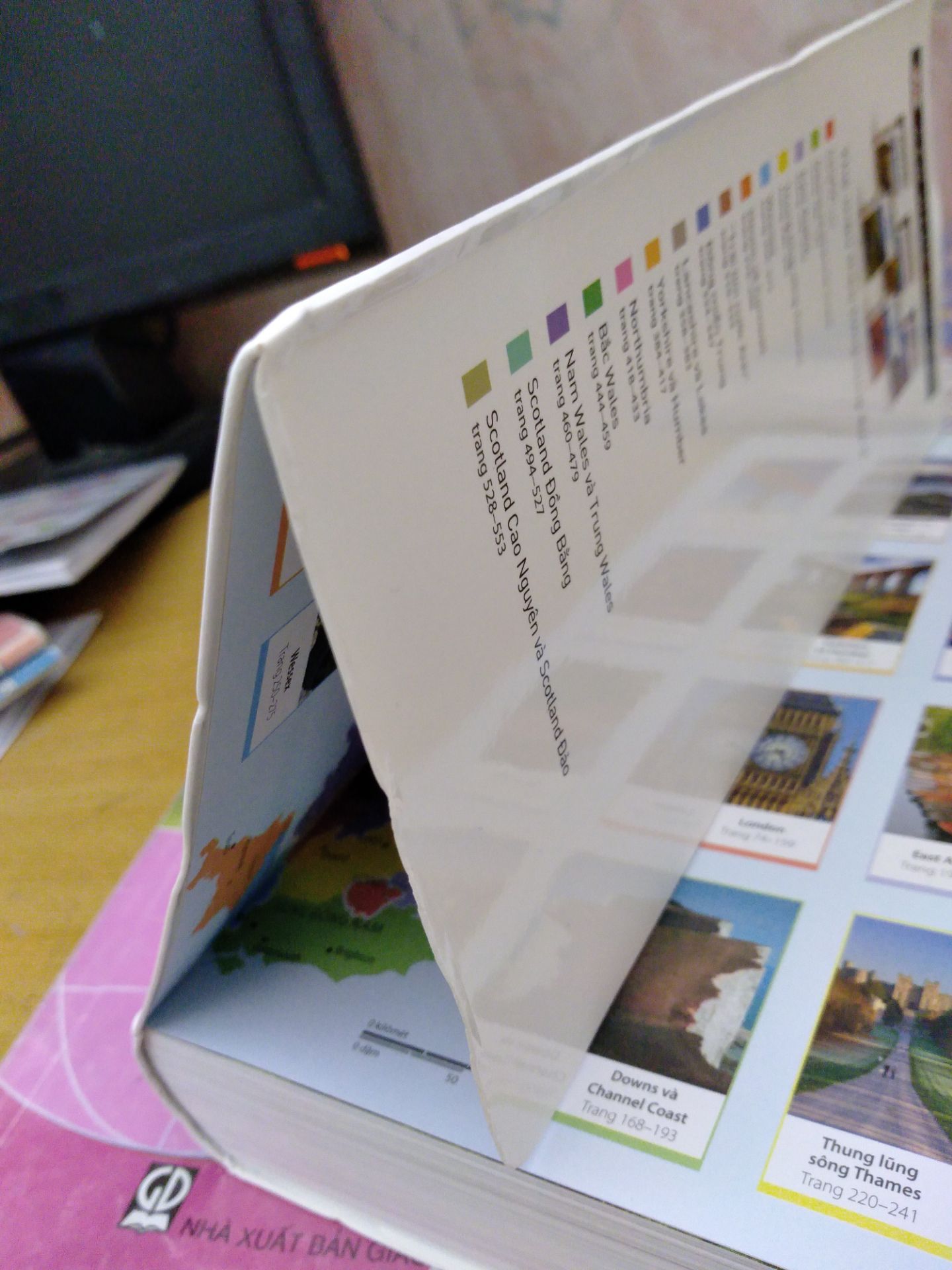 sách móp ở 4 đầu và 1 vài chỗ và nhiều vết xước nhỏ hằn ngoài bìa sách nội dung bên trong thì không sao sách ảnh nét và đẹp lắm nhiều thông tin hữu ích nhưng bạn mình khó tính không ưng quả bìa nên mong được đổi hàng