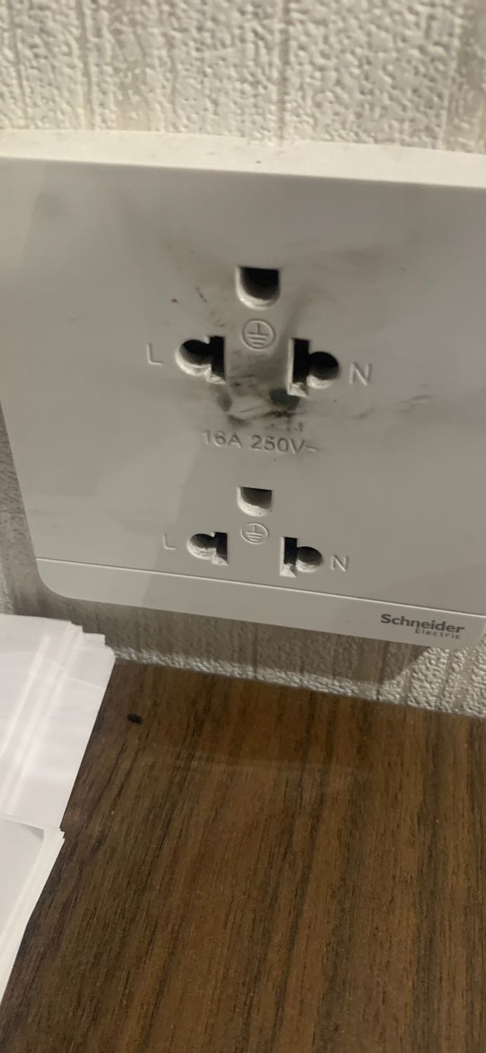 Sản phẩm lúc cắm vào ổ điện thì phát ra tiếng nổ lớn, làm nhảy CB điện trong nhà. Bộ đổi nguồn mới mua bị biến dạng. May mắn là không ảnh hưởng đến tính mạng người trong nhà. Đề nghị TKi làm việc với nhà cung cấp để hoàn tiền và đền bù thiệt hại cho tôi.