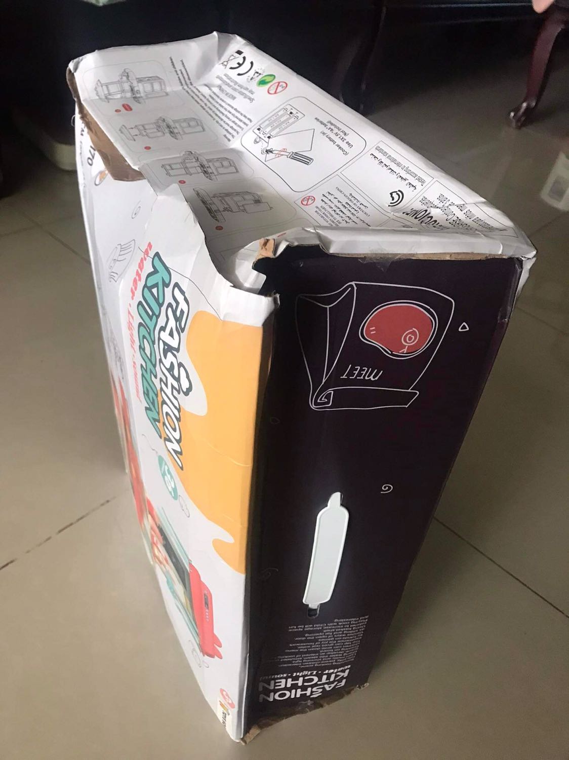 Hộp bị móp, gói ko cẩn thận, mua để tặng mà như vậy sao giám tặng đây, hên là bên trong ko bể