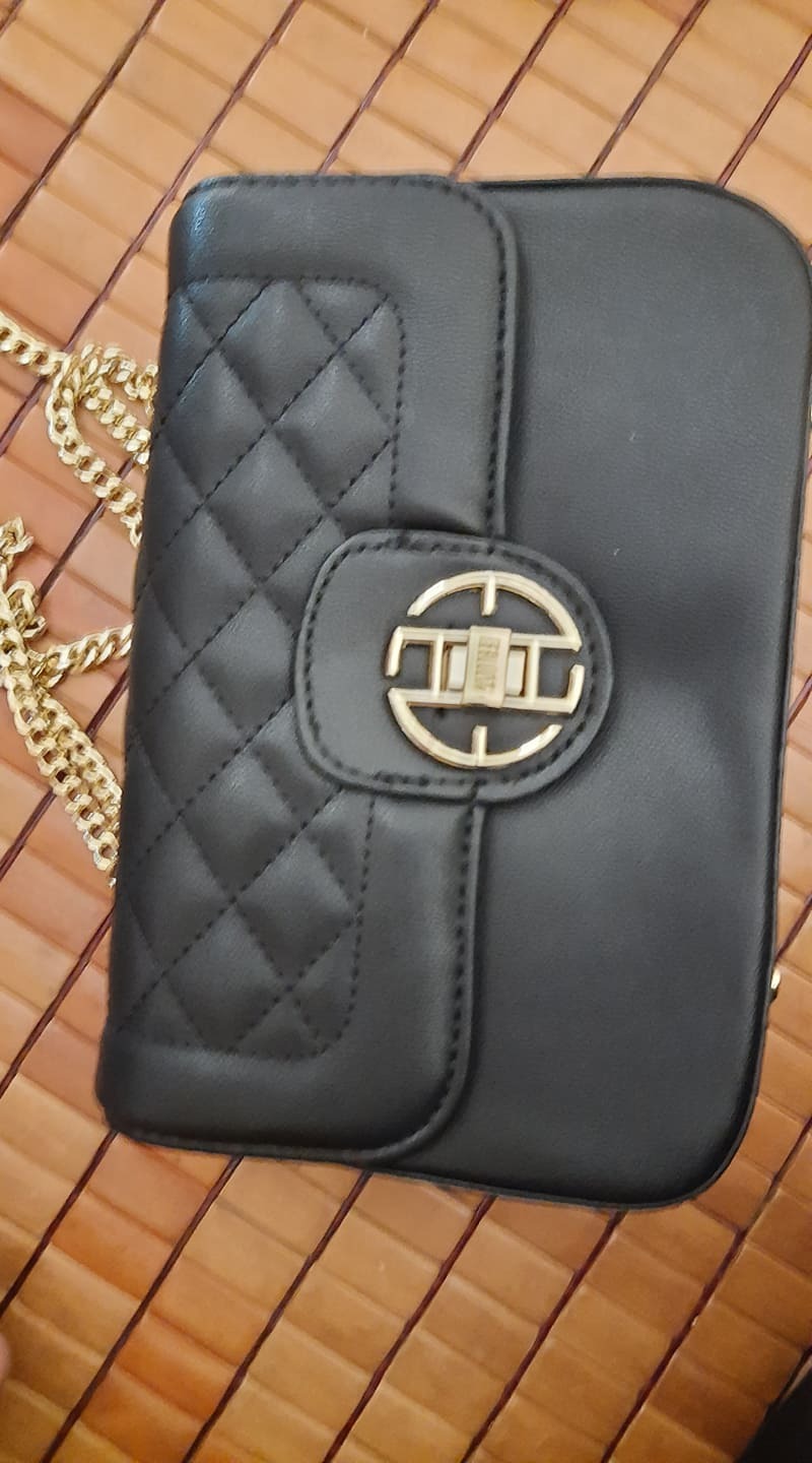 Hàng đẹp, da mềm, form ổn, dây xích chắc chắn và đẹp, hơi có mùi da mới. Khóa nhạy nữa. Mua hàng vừa được giảm giá vừa được voucher nên mình rất ưng ý.