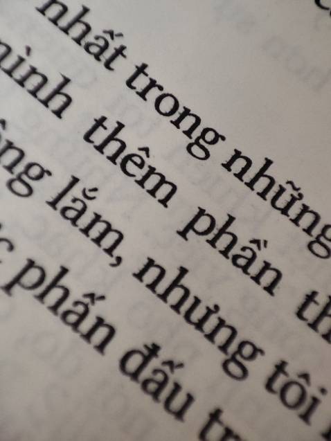 Nội dung sách rất hay.
Vấn đề mình đánh giá thấp ở đây là in ấn, chất lượng không đồng đều, rất nhiều trang in chữ nhòe, răng cưa. Với sách giấy thì mình sẽ khắt khe hơn nhiều, cảm giác như đọc sách lậu.