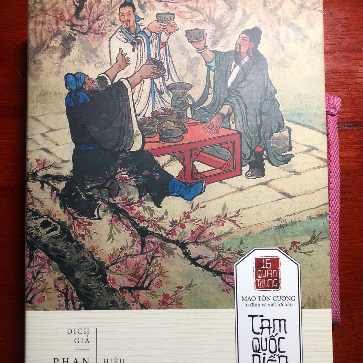 1. Minh hoạ sách ổn
2. Giấy rất mỏng có thể nhìn thấy chữ ở mặt sau
3. Cỡ chữ nhỏ hơn so với các loại sách mình thường đọc nên cảm thấy không quen mắt
4. Sách đã xuất bản từ năm 2018 nên đã cũ rồi, bạn nào muốn mua thì nên mua bộ 6 quyển của Đông A xuất bản năm 2021
Tóm lại tạm chấp nhận đc vì nội dung quan trọng hơn hình thức.