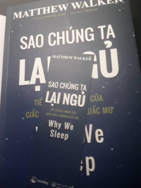 Sách được giao rất nhanh, đóng gói sách kỹ, cẩn thận, siêu ưng ý. Sách rất đẹp đúng nghĩa xịn mịn, có bookmark, bìa bọc bên ngoài. Sách có bị in thừa một tý nhưng không  sao.
Là cuốn sách về giấc ngủ đầu tiên được viết bởi chính một chuyên gia khoa học hàng đầu, giám đốc Trung tâm về Khoa học Giấc ngủ Con người của trường Đại học California, Berkeley, Sao chúng ta lại ngủ trở thành một cuộc khám phá mang tính đột phá về giấc ngủ, giải thích việc chúng ta có thể khai thác được sức mạnh biến đổi của giấc ngủ nhằm làm thay đổi cuộc sống của chúng ta trở nên tốt đẹp hơn như thế nào.
Giấc ngủ từ lâu đã trở thành một trong những khía cạnh quan trọng nhất song lại được hiểu đúng giá trị ít nhất về sự sống, sức khỏe và tuổi thọ của con người chúng ta – cho tới khi xuất hiện sự bùng nổ những cuộc khám phá mang tính khoa học trong hai thập kỉ qua đã bắt đầu soi rọi ánh sáng mới mẻ về chủ đề này.