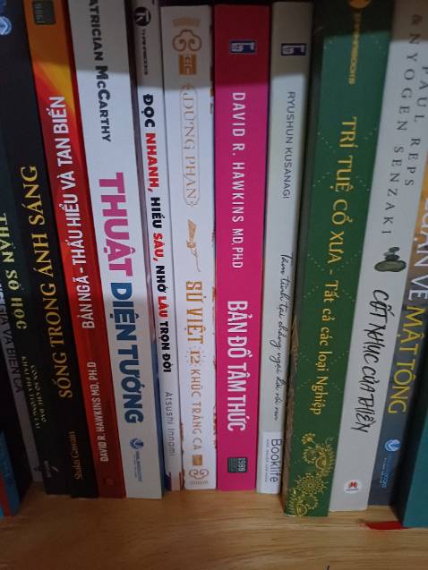 Mình đọc những quyển sách của tiến sĩ Hawkins nói về năng lượng cơ thể người, những khả năng tiềm ẩn của chính mình mà con người chưa bao giờ nhận ra. Nó lôi cuốn mình. Vì thế mà mình đã tìm mua những quyển tương tự, giống như quyển này nè để đọc và ngâm cứu