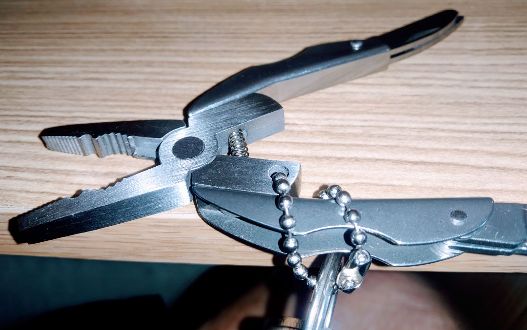 Ưu: Như ảnh chụp, chắc chắn, chất liệu ổn, kết nối các phần với nhau ổn, đóng mở các bộ phận tương đối dễ.
Nhược: tua vít bé, dao mang tính hình thức. 
Nhìn chung, tầm giá 30k/hiệu năng là tốt