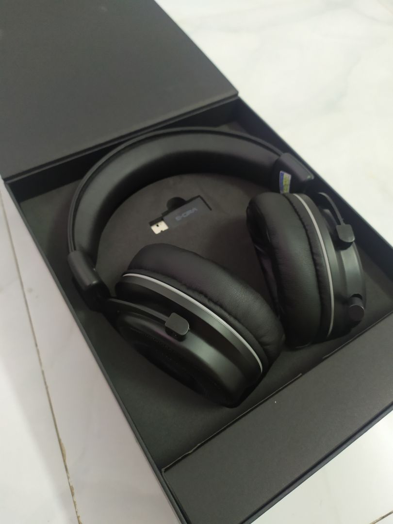 đeo ôm tai, vừa khít nhưng khá là đau sau một thời gian đeo lâu
không nghe nhạc được tốt nhưng chơi game thì có vẻ vẫn ngon
mic khá bé và không dài đến miệng nên phải nói to mới nghe, mình giọng bé nên không hợp
còn lại thì build ok đệm mềm