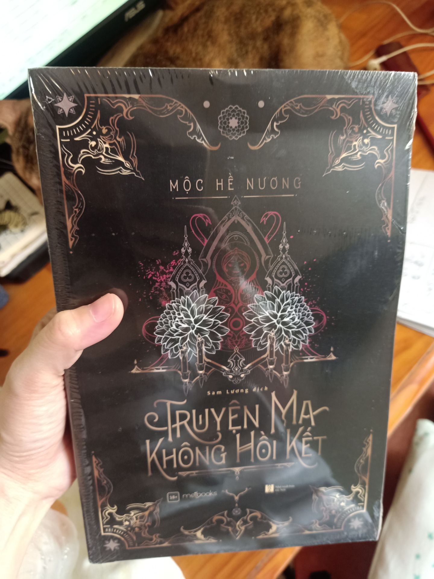 Sách bị ngấn quá trời luôn ạ, dù có seal nhưng vẫn bị ngấn hết gần nửa quyển, đã được Tiki chấp nhận đổi trả, vẫn đang đợi shipper tới lấy hàng ạ.