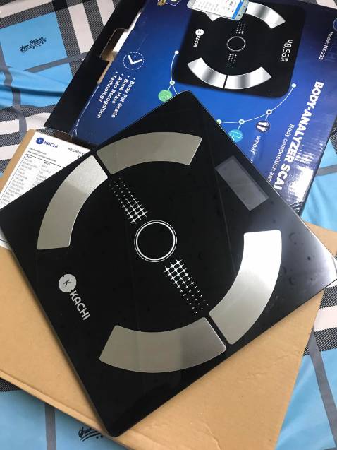 Cân dễ sử dụng lắm luôn, dễ kết nối với app để cho ra những dữ liệu về sức khỏe của mình, bộ chén tuy là hàng tặng nhưng đẹp cực, giao nhanh nhưng không sứt mẻ cái nào, shop đóng gói chắc chắn, chỉ có điều cân không tặng kèm pin để khi khách hàng nhận được có thể trải nghiệm liền, và điểm trừ thứ hai không hiểu sao tiki không ghi địa chỉ cụ thể của mình, chỉ thể hiện Bến Lức, Long An làm shipper cộc cằn hỏi địa chỉ cụ thể mình ở đâu. Nhìn chung mọi thứ vẫn ok ạ, xứng đáng 5 sao