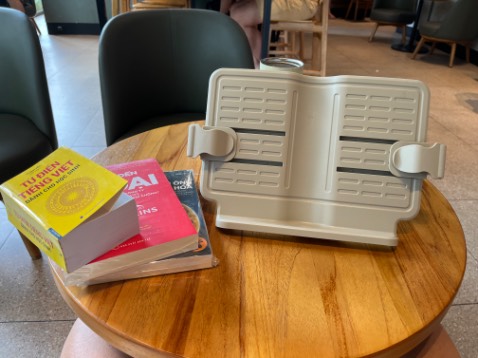 Đóng gói cẩn thận, từ điển nhỏ hơn mình nghĩ nhiều, nhưng tiện cho các bạn nhỏ mang theo đi học. Không bàn cãi về nội dung, từ điển hơn 10,000 từ, nhiều từ mình còn không biết có sự tồn tại.