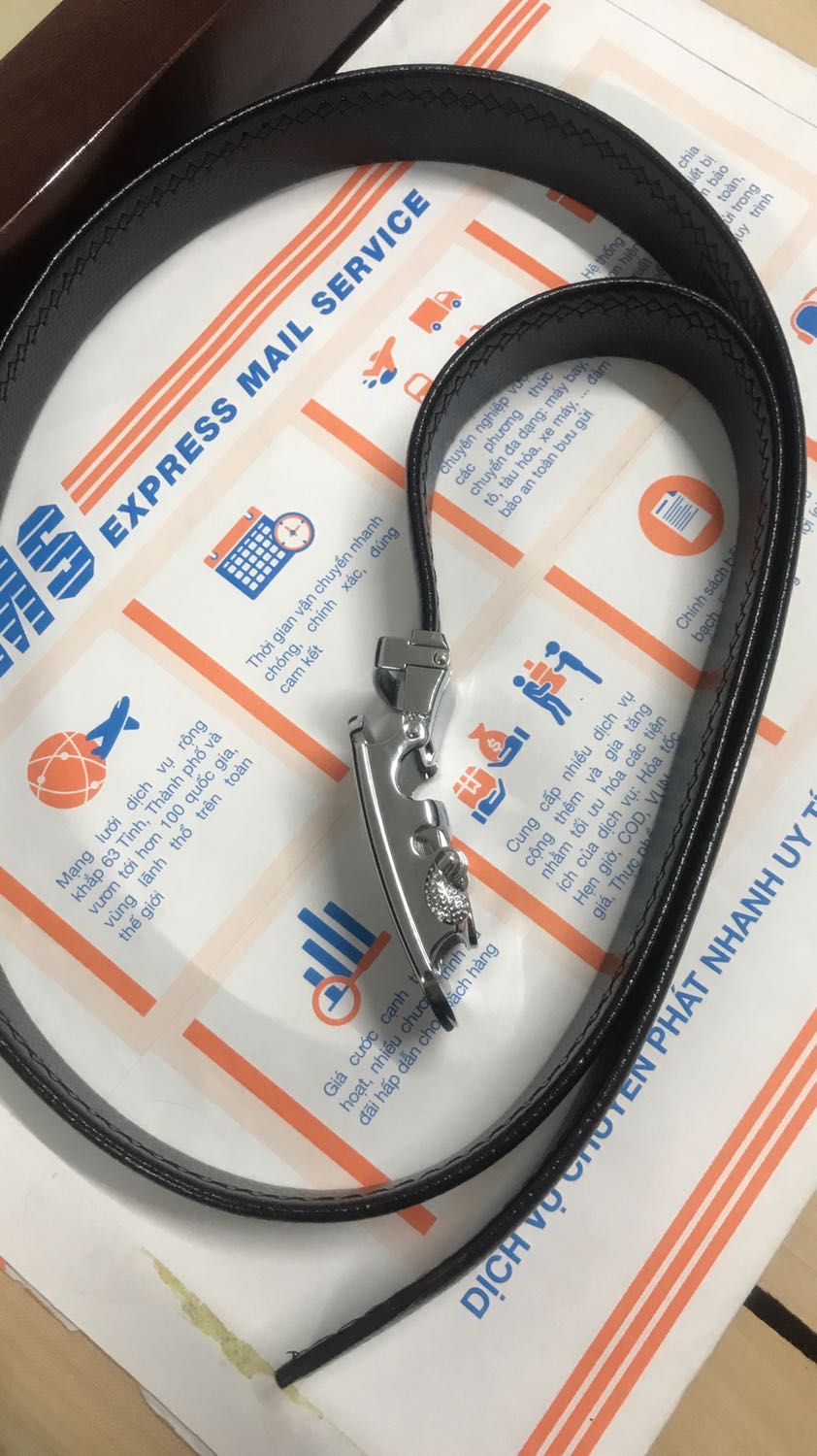 Thắt lưng rất đẹp. Đầu khoá chắc chắn, thiết kế lẫy khoá tinh tế. Đầu khoá đầm và chắc chắn. Dây da rất dài, da có vân nhưng trông vẫn rất bóng. Đường may chắc chắn, tinh tế. Shop đóng gói bọc dây bọc đầu cẩn thận, giao hàng nhanh và hỗ trợ rất nhiệt tình. 5 sao ủng hộ shop.