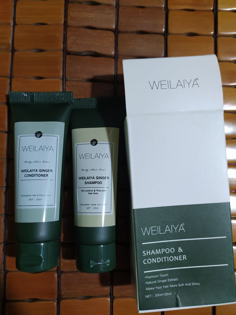 giao hàng nhanh, gói hàng cẩn thận
1. dầu gội: mùi thơm gừng tự nhiên, gội xong k bị khô tóc, nhược điểm: khả năng tạo bọt kém
2. dầu xả: mùi cực kì nồng, mình cứ nghĩ nó sẽ có mùi gần giống dầu gội nhưng mà mùi nó khác hoàn toàn, mùi này mình nghĩ chỉ hợp vs các chị e phụ nữ và dùng vào mùa đông thôi chứ mùa hè k chịu nổi. khả năng làm mềm mượt tóc ở mức ổn
=> sẽ mua lại dầu gội và k mua lại dầu xả