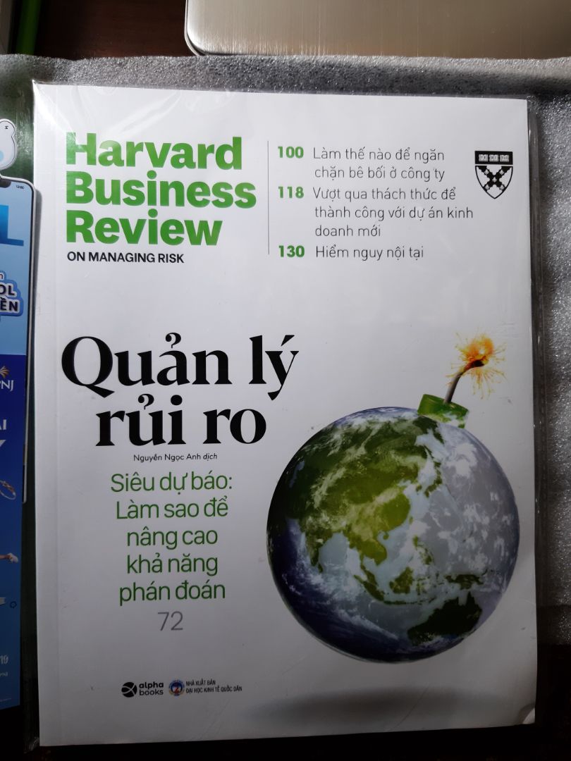 Sách rất đẹp , nhân viên giao hàng nên đợi khách mở cửa ra và đưa hàng tận tay cho khách, không nên nhét hàng vào khe cửa, khi khách mở cửa ra sách bị rớt xuống đất dẫn đến bị nhăn 1 chút ở góc