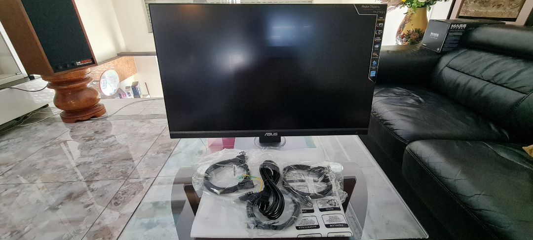 Tặng nhiều hệ dây cắm nguồn, đủ dây displayport, HDMI, dây Hub, chắc chắn, rõ nét sáng. Mua cái thứ hai. Tuyệt