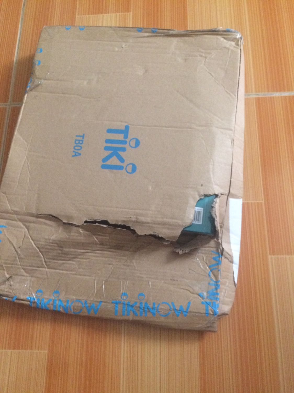 Do dịch nên TIKI giao lâu, đặt tận 1 tháng mới tới nơi. Nhưng trc h mình đặt hàng Tiki luôn nhận đc hộp hàng nguyên vẹn mà hnay nhận đc hàng muốn khóc luôn =)))) may mà sách bìa cứng và có bìa nilong bên ngoài nên k sao chứ nếu là sách bìa mềm chắc là rách tươm luôn rồi