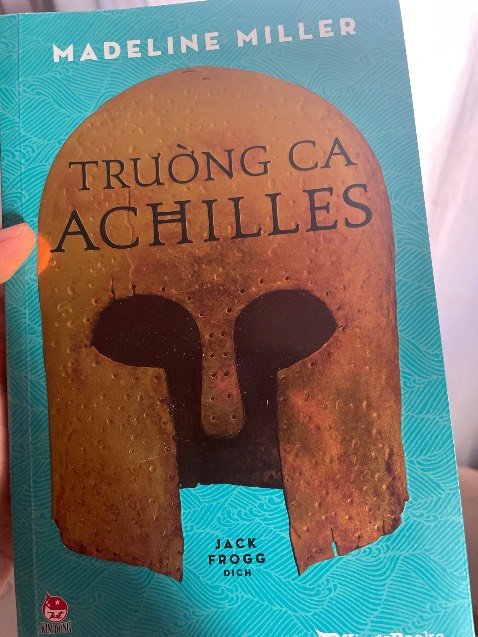 Sách đẹp có kèm một bản phụ lục dễ thương, đọc xong rồi. Truyện về tình yêu và chiến tranh, là tính yêu giữa 2 chàng trai khác biệt và cuộc chiến thành troy. Hấp dẫn giằng xé. Thích hợp cho mấy bạn lgbt