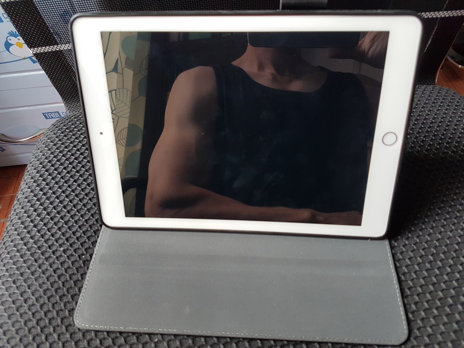 Sản phẩm được bọc lót rất tốt, nguyên hộp và còn có lớp nilon không khí bên ngoài để tránh bị va đập, móp méo. Lúc bóc hàng mình rất hàng lòng. Hàng hoàn thiện rất đẹp, vừa khít với iPad gen 6th 9.7" (2018) của mình, các lỗ khoét nút nguồn, âm lượng, camera đều rất đẹp và khớp. Màu sắc chuẩn, đẹp. Vỏ cover có nam châm và có chức năng tắt màn hình khi đóng cover, sáng màn hình khi mở cover. Có 2 rãnh để điều chỉnh tư thế đứng của màn hình. Thời gian giao hàng thì vẫn luôn trễ đúng theo tiêu chuẩn của Tiki thời gian gần đây.