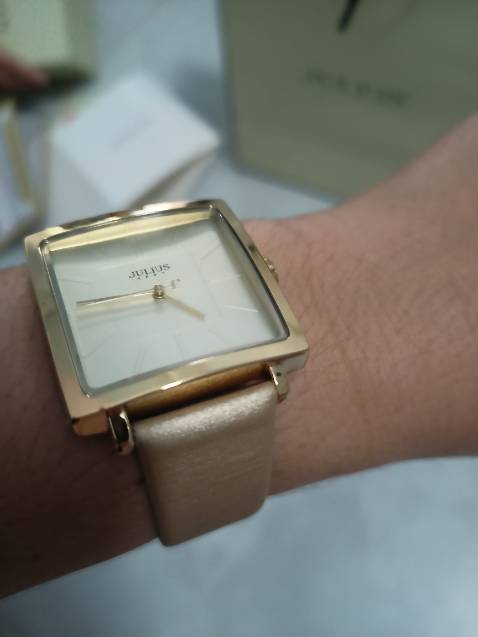 Màu ko giống quảng cáo lắm nhưng nhìn sang lắm luôn. Mình săn sale ngày thứ 6 nên mua giá chỉ có 300k. Nhìn đẹp thích ơi là thích. Hihi. Giấy tờ chính hãng bảo hành đầy đủ luôn